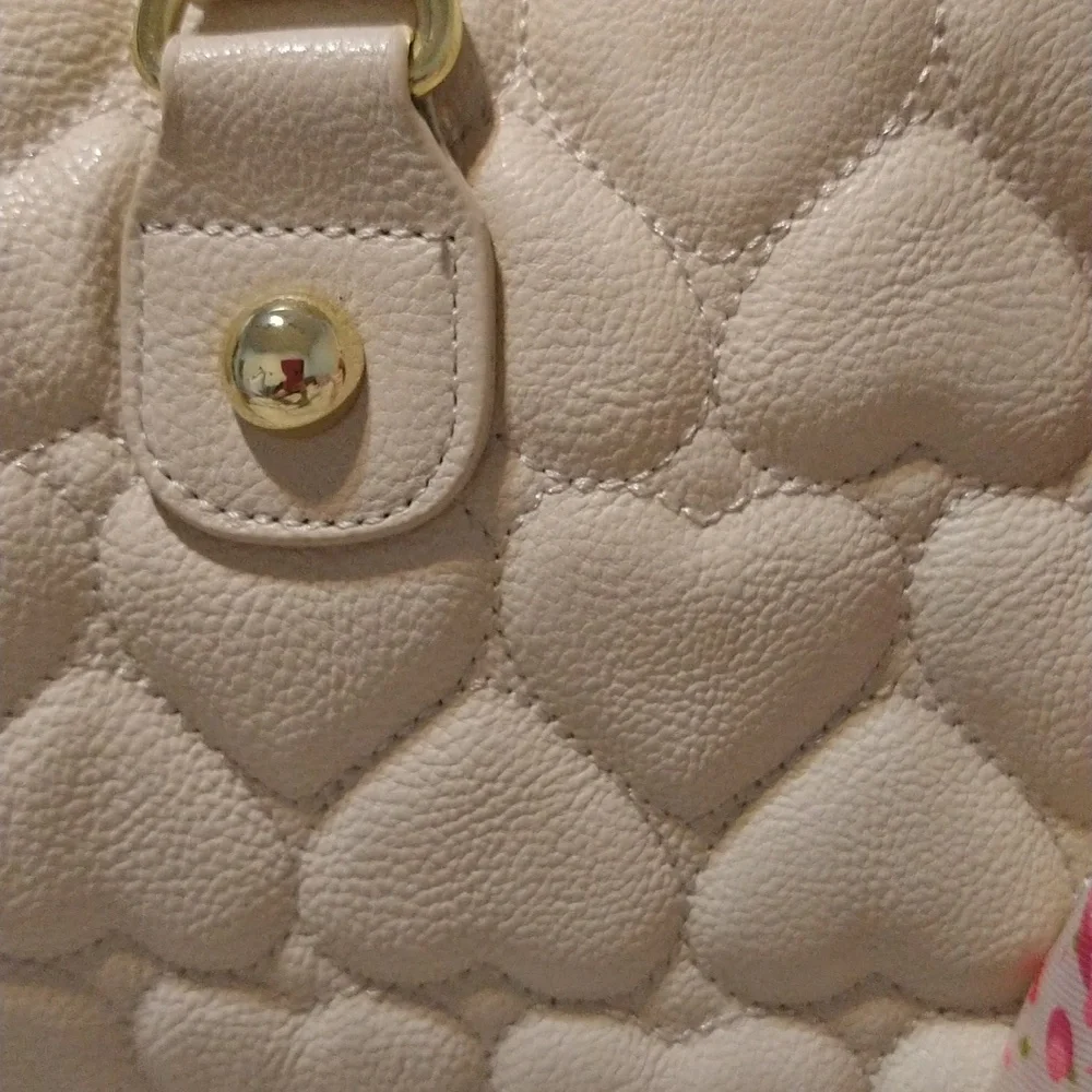 Betsey Johnson Cream Heart Puffed Purse With Pink Bow - Picture 4 of 10